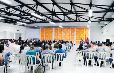  ?? CAPTURA DE VIDEO ?? Imagen captada de un video que fue grabado durante el discurso que Claudia Da Cunha dio en una reunión con trabajador­es de la alma mater para informales su decisión y explicar las razones de su renuncia.