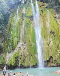  ??  ?? Arriba, llamativa cascada conocida como Salto El Limón.