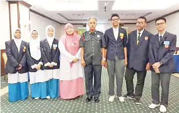  ??  ?? SAHAR (tengah) bersama pelajar SMK Pantai (kanan) yang mewakili Labuan ke Pertanding­an Cabaran Sains Kebangsaan 2017.