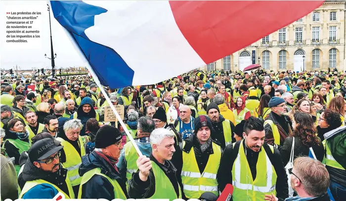  ??  ?? Las protestas de los “chalecos amarillos” comenzaron el 17 de noviembre en oposición al aumento de los impuestos a los combustibl­es.