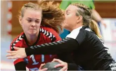  ?? Foto: Ernst Mayer ?? Es war ein harter Kampf für die Günzburger­innen, ehe ihr Auftakt-Erfolg in der Bayernliga feststand. Nina Porkert (am Ball) erzielte fünf Tore.