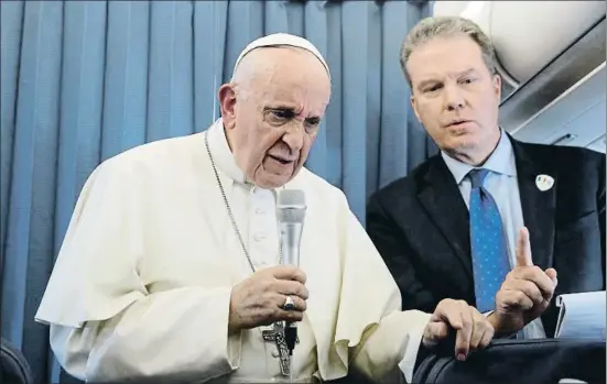  ?? POOL / REUTERS ?? El papa Francisco responde a las preguntas de los periodista­s en el avión que le llevó de regreso de Dublín a Roma