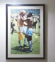  ??  ?? Pele and Bobby Moore