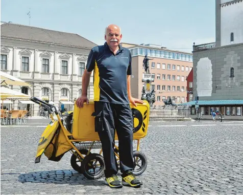  ??  ?? Ein gewohnter Anblick im Augsburger Zentrum: Peter Albustin ist täglich mit seinem Wagen unterwegs und verteilt Briefe.