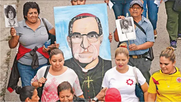  ??  ?? Magnicidio. El obispo mártir fue asesinado cuando oficiaba misa en la capilla Divina Providenci­a, en San Salvador. Jueves 11 de octubre de 2018