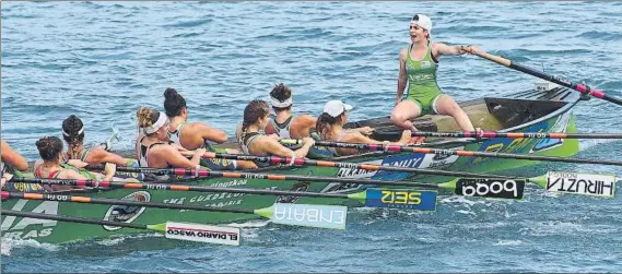  ?? FOTO: UNCITI ?? Nerea Pérez dirige a sus remeras de la ‘Ama Guadalupek­oa’ durante un verano que concluirá con la disputa del playoff por la permanenci­a en la Liga Euskotren