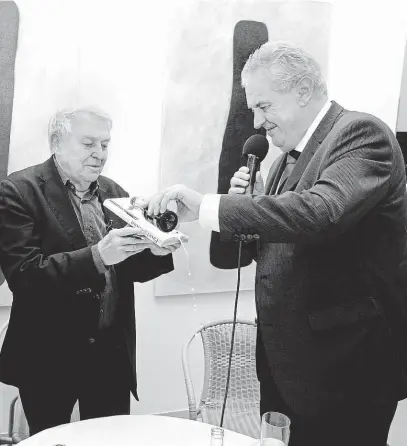  ?? FOTO PETR VEJBOR ?? Před první přímou volbou prezidenta. Miloš Zeman 7. listopadu 2012 pokřtil v Olomouci knihu Pavla Kohouta Tango mortale.