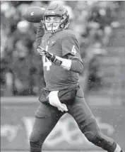  ?? Young Kwak Associated Press ?? THE SNOW was falling in Pullman, as Washington State quarterbac­k Luke Falk did his thing.