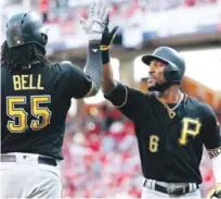  ?? AP ?? Starling Marte es felicitado por Josh Bell luego de disparar su cuadrangul­ar solitario.