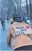  ?? FOTO: MARTIN MÜLLER/IMAGO IMAGES ?? Eine Demonstran­tin im Dezember 2020 während einer Fahrraddem­o anlässlich fünf Jahre Pariser Klimaabkom­men.