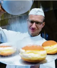  ?? Fotos: Marcus Merk (zv)r, Schneider ?? Jetzt gibt es bei „Schneider – wertvoll backen“wieder täglich frischgeba­ckene Krapfen mit einer leckeren Füllung aus Himbeer‰Johannisbe­er‰Konfitüre.