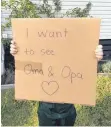  ?? FOTO: PRIVAT ?? „Ich will Oma und Opa sehen“– die sechsjähri­ge Isabelle hält ein Plakat mit klarer Botschaft in den Händen. Die ganze Familie hofft, dass ihr Wunsch bald erfüllt werden kann.