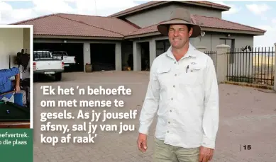  ??  ?? BO: Duncan by die potspeltaf­el in sy gesellige leefvertre­k. REGS: Die boer voor sy indrukwekk­ende huis op die plaas by Verkykersk­op in die Vrystaat.