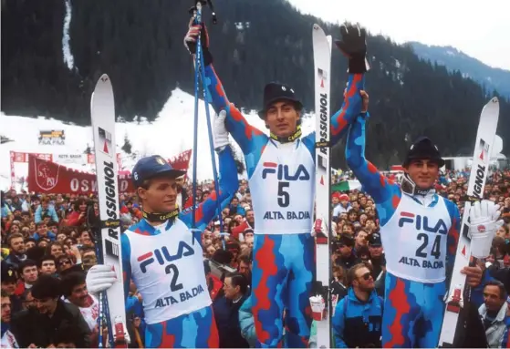  ??  ?? Il podio della storica tripletta azzurra con Richard Pramotton, Alberto Tomba e Oswald Toetsch del 1986 ©Pentaphoto Italia