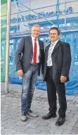  ?? FOTO: VOLKSBANK ?? Josef Schneiderh­an (links), Regionaldi­rektor Privat- und Geschäftsk­unden, und Kundenbera­ter Anton Unmuth sind mit dem Ergebnis der Umbaumaßna­hmen in Bad Buchau zufrieden.