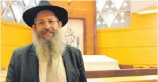  ?? FOTO: RAUNEKER ?? Rabbiner Shneur Trebnik im Gebetsraum der Ulmer Synagoge.