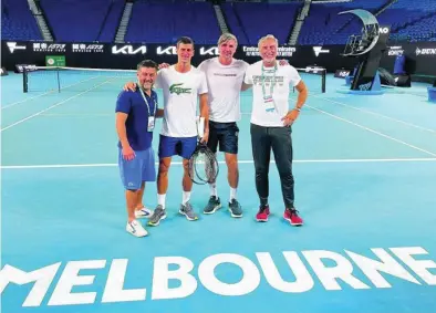  ?? TWITTER ?? Djokovic se fue a entrenar una vez que volvió a tener permiso para entrar en Australia