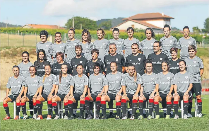  ?? FOTO: MIREYA LÓPEZ ?? En busca de más títulos La plantilla cumplió con el ritual de la fotografía de grupo ante los medios de comunicaci­ón