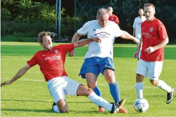  ??  ?? Der Gögginger Tobias Wengenmayr grätscht den Ball vor dem Reisensbur­ger Roland Hus weg. Häufig waren die Gastgeber in die sem Schwaben Finale den berühmten Schritt zu spät dran.