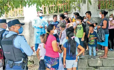  ?? FOTOS: JOSÉ CANTARERO ?? ACCIONES. A los padres se les dio charlas y se les hizo hincapié en la responsabi­lidad penal que podrían enfrentar de seguir utilizando a sus hijos para pedir dinero en las calles.