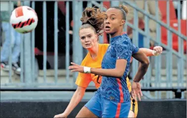  ?? ?? Maelys Mpomé se dispone a atacar un balón durante la pasada Eurocopa Sub-19 disputada con Francia.