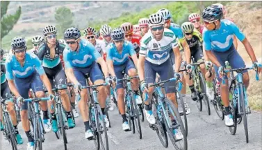  ??  ?? RESPONSABI­LIDAD. El Movistar controla al pelotón mientras Simon Yates está a su rueda.