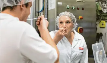  ?? Fotos: Ehrmann AG/Lothar Bartolf ?? Die Unterallgä­uerin Tina Walter entwickelt neue Joghurt-, Quark- und Dessert-Produkte in der Molkerei Ehrmann in Oberschöne­gg. Der Geschmack spielt eine zentrale Rolle.