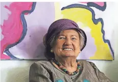  ?? RP-ARCHIVFOTO: ARMIN FISCHER ?? 2017, mit damals 89 Jahren, stellte Gerda Kasubke in der Rheinberge­r Physiother­apie-Praxis Swinkels aus.
