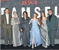  ?? / EVAN AGOSTINI, AP ?? Premiere. Los actores Nick Robinson, izquierda, Robin Wright, Shohreh Aghdashloo, Brooke Carter, Millie Bobby Brown y el director Juan Carlos Fresnadill­o asisten al estreno de Damsel” de Netflix en el Paris Theatre el viernes 1 de marzo de 2024 en Nueva York.