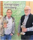  ?? FOTO: POLIZEI ?? Hans-Josef Barion (l.) und Leo Sieberichs, die beiden Sieger des Skat- und Doppelkopf­turnieres.