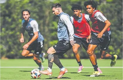  ?? @INTERMIAMI­CF ?? Todos con él. Messi se entrenó con Inter Miami, desplegó su magia y regresaría en la MLS.