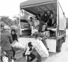  ??  ?? SEMUA mangsa banjir dibenarkan kembali ke rumah masing-masing selepas pusat pemindahan ditutup.