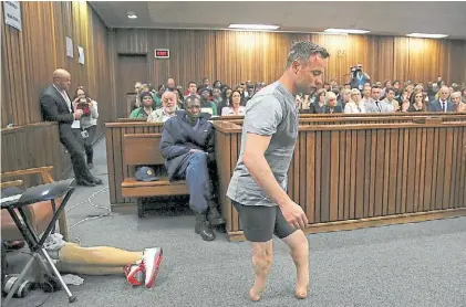  ??  ?? Condenado. Pistorius le disparó cuatro veces a su novia través de una puerta del baño de su casa.