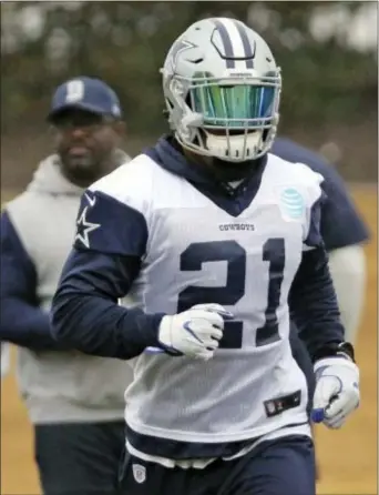  ?? LOUIS DELUCA — THE DALLAS MORNING NEWS VIA AP ?? Dallas Cowboys running back Ezekiel Elliott (21) practices with teammates on Wednesday.