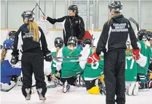  ?? CLIFFORD SKARSTEDT EXAMINER FILE PHOTO ?? Buffalo State College women’s hockey head coach Candice Moxley goes over a drill with players during the Canadian Hockey Enterprise­s Just For Girls Hockey Camp in 2015 at the Evinrude Centre. The camp will be held at the Kinsmen Civic Centre this summer.
