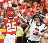  ?? Brett Coomer / Staff photograph­er ?? Texans quarterbac­k Brandon Weeden (3) victimized defensive back Armani Watts (25) and the Chiefs for a pair of TD passes in Thursday’s preseason opener.