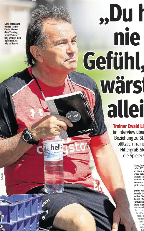  ??  ?? Sehr entspannt wohnt Trainer Ewald Lienen dem Training seiner Spieler bei. Er fühlt sich auf dem Kiez wie zu Hause.