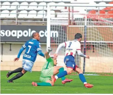  ??  ?? El fallo entre Espejo y Vallejo que aprovechó Biabiany para el 0-1.