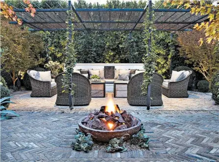  ?? MARK ADAMS PICTURES ?? In a garden in Santa Monica, California, Scott Shrader created an outdoor room with a living room-like arrangemen­t of tables, chairs and throw pillows beneath a steel trellis. The trellis evokes a ceiling, while the plants along the perimeter act as walls.