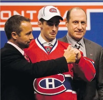  ?? DAVE SIDAWAY FILES ?? Louis Leblanc was supposed to be a “natural goal-scorer” who could “play with high-end players” when Canadiens director of player recruitmen­t and developmen­t Trevor Timmins, left, and former GM Bob Gainey selected him with the 18th overall pick in the...