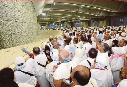  ?? PIC COURTESY OF TABUNG HAJI ?? Malaysian haj pilgrims throwing pebbles at the Jamratul Kubra in Mina on Friday, completing the first part of the Stoning of the Devil ritual.