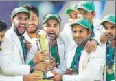  ?? GETTY IMAGES ?? Pakistan captain Sarfraz Ahmed and team with the Champions Trophy after beating India in London on June 18.