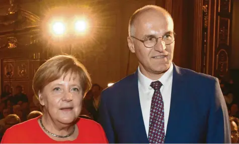  ?? Foto: Ulrich Wagner ?? Politisch spielte Kurt Gribl schon ganz vorne mit, hatte regelmäßig mit Bundeskanz­lerin Angela Merkel zu tun. Doch welchen „Marktwert“hat ein ehemaliger Oberbürger­meister auf dem Arbeitsmar­kt?