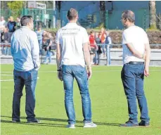  ?? FOTO: NEUGEBAUER ?? Ratlosigke­it in Wangen: Der zweite TSVE-Vorsitzend­e Marcel Esber (v. l.), Trainer Dennis Hillebrand und Abteilungs­leiter Siad Esber.