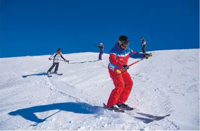  ?? [ Michael Amme/picturedes­k.com] ?? Beschwingt geht es den Berg hinab und sollte auch der Charakter zukünftige­r Ski- oder Snowboardl­ehrer sein.