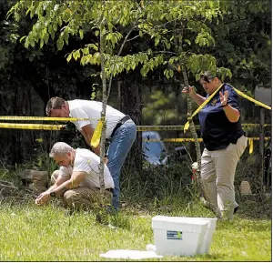  ?? Arkansas Democrat-Gazette/THOMAS METTHE ?? Stone County sheriff’s deputies and Arkansas State Police investigat­ors gather evidence Thursday in a rural area of the county where Sgt. Mike Stephen of the Stone County sheriff’s office was killed after responding to a call. More photos are available at arkansason­line.com/719shootin­g/