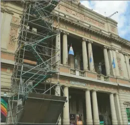  ?? Fino pizarro ?? NUEVA CARA. Especialis­tas analizan materiales para utilizar en lo que será la nueva fachada del Teatro San Martín.