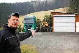  ??  ?? Daniel Weigel zeigt auf sein Grundstück, das nach Auffassung der Bauaufsich­t des Landkreise­s im Außenberei­ch des Ortes liegt. Schuppen und Garagen sollen zurückgeba­ut werden. Die Frist dafür ist am Montag abgelaufen. Foto: Thomas Spanier