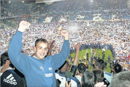  ??  ?? Fran, capitán y hombre récord del Deportivo, celebra el título desde el palco de Riazor tras la victoria ante el Espanyol (2-0).