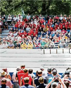  ??  ?? Ein Höhepunkt der Olympiade war das Hakenleite­rsteigen in der Innenstadt. Mehr als 4500 Fans waren beim Spektakel dabei